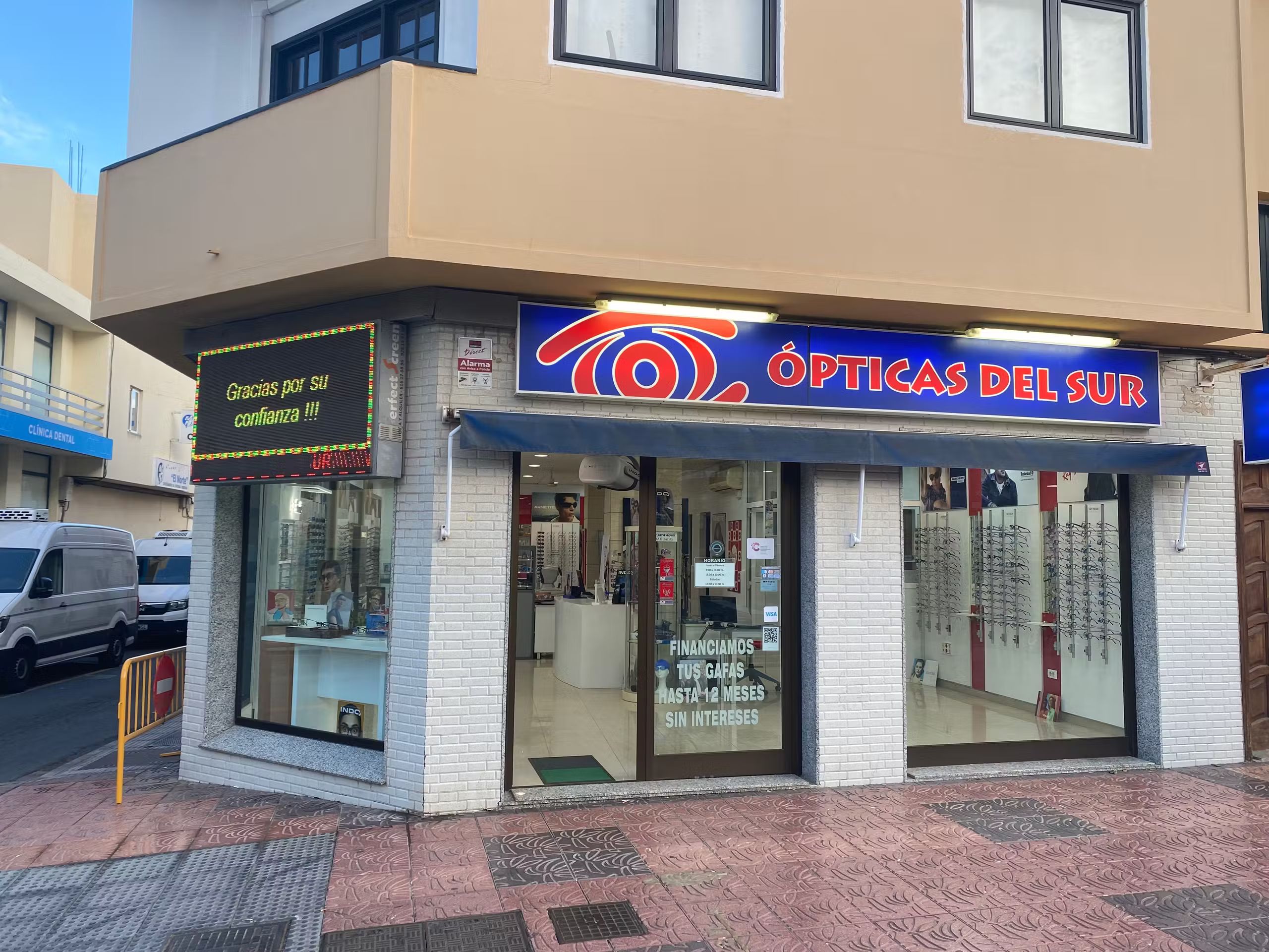 Fachada de Ópticas del Sur en la avenida de Canarias, en Vecindario.