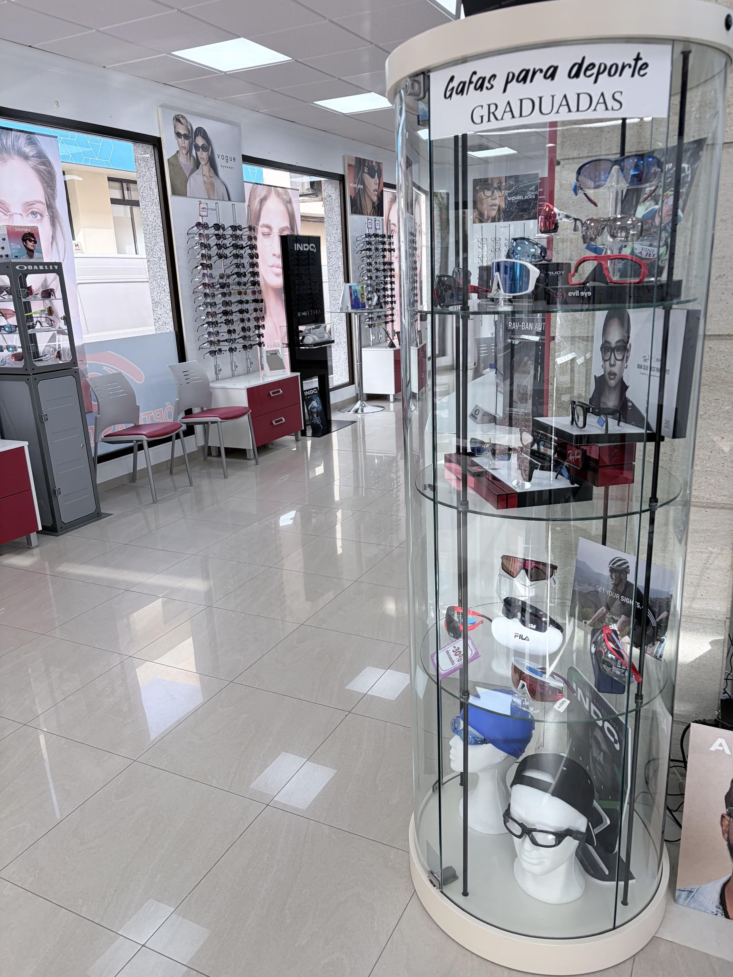 Fotografía 3 del interior de Ópticas del Sur.