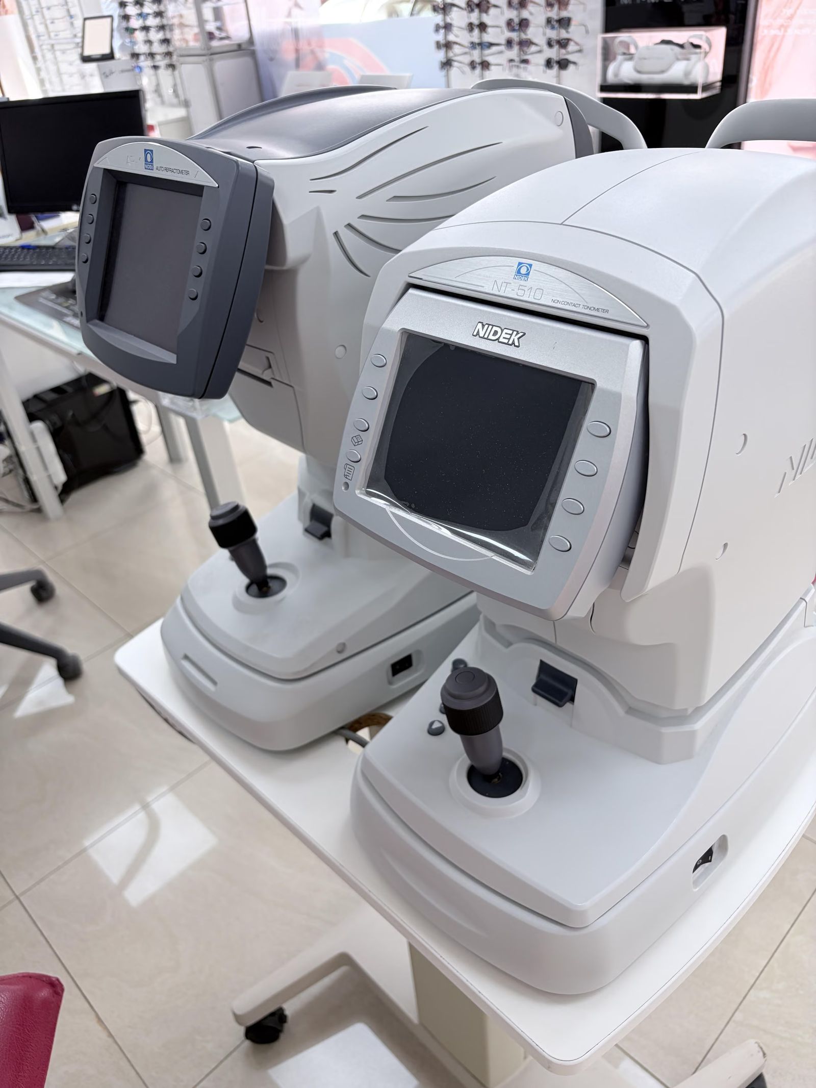 Equipos del gabinete optométrico de Ópticas del Sur, en Vecindario.