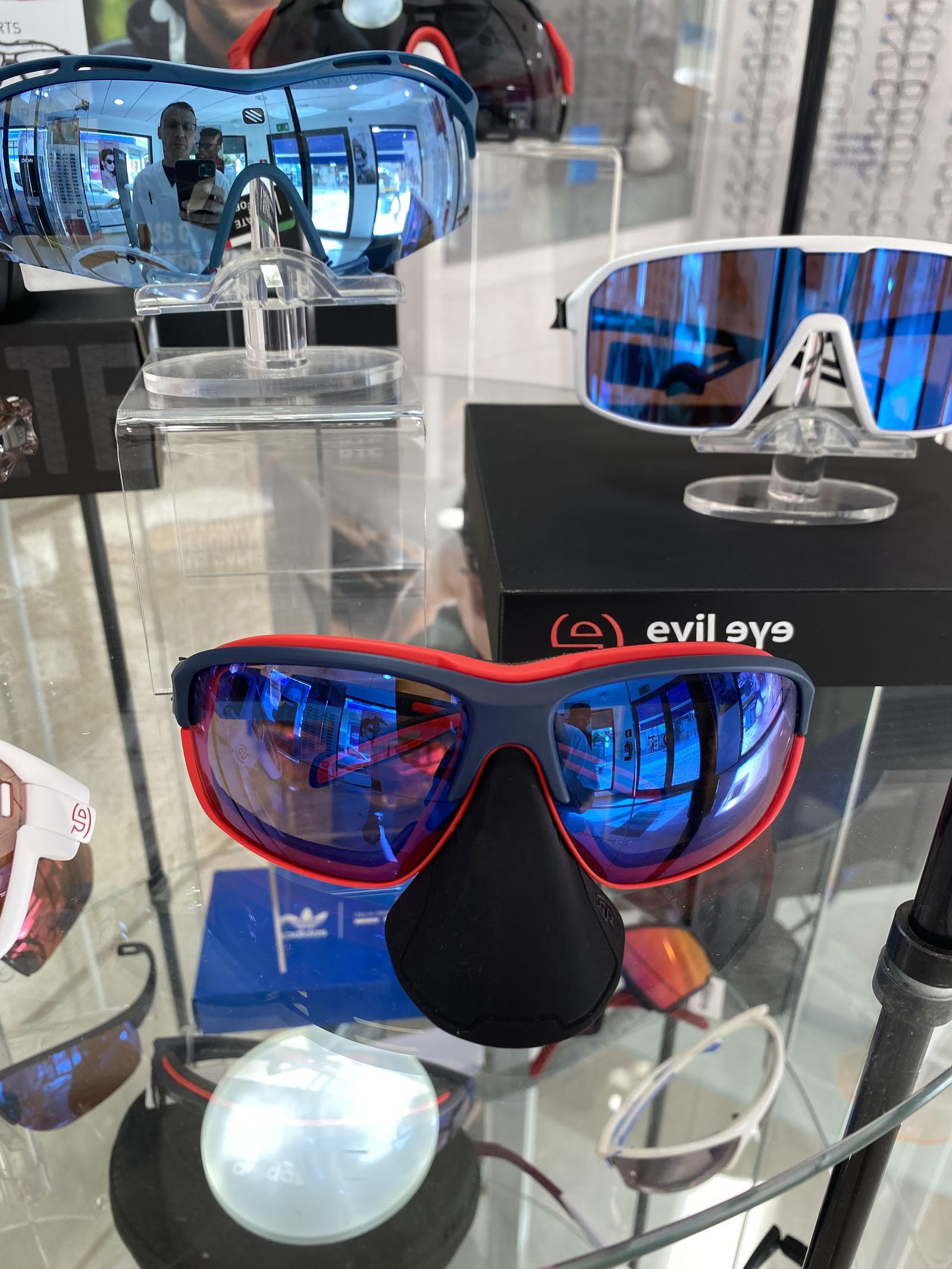 Gafas de sol deportivas expuestas en la vitrina de Ópticas del Sur.