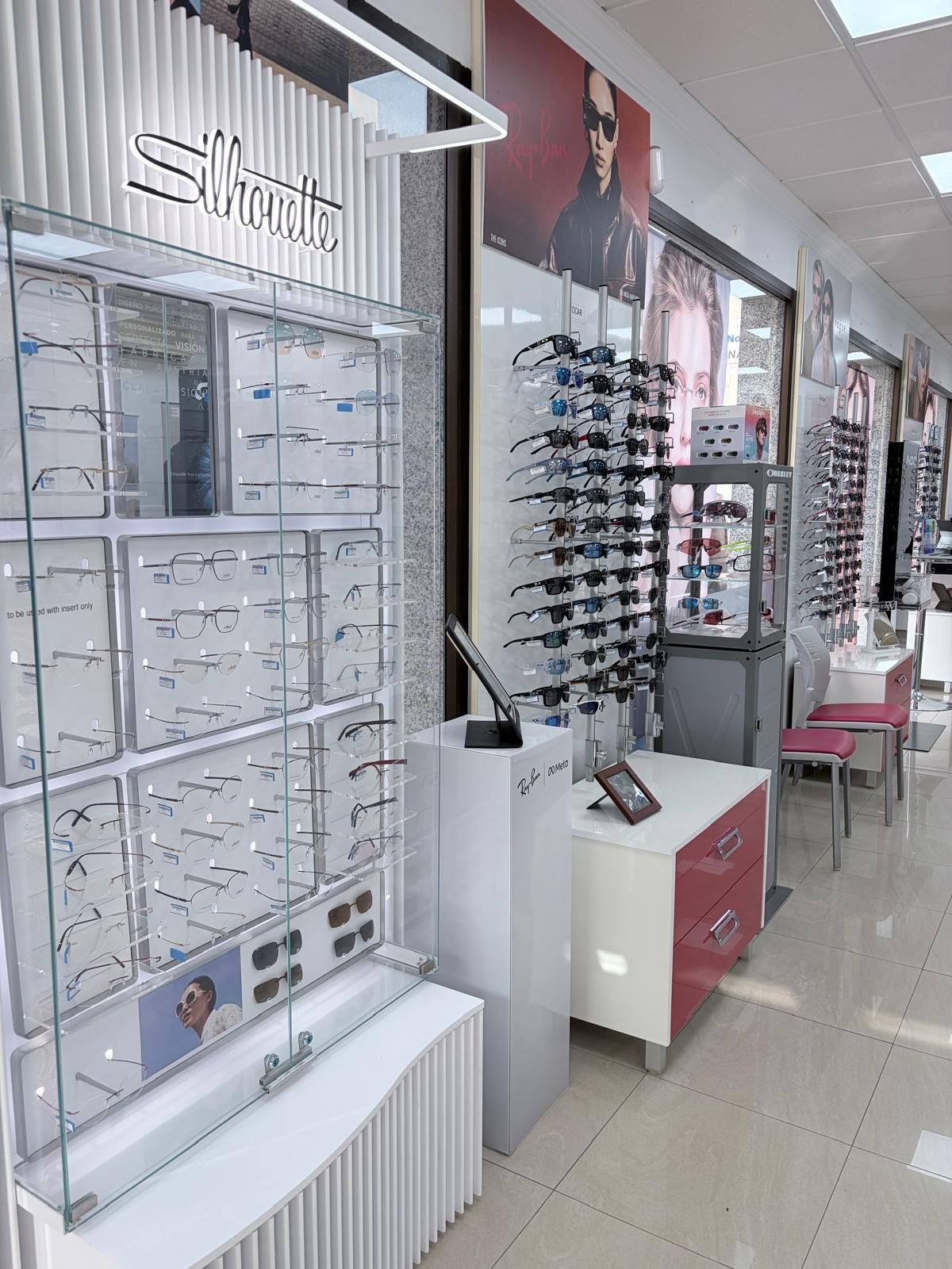 Varias gafas dispuestas en la óptica.